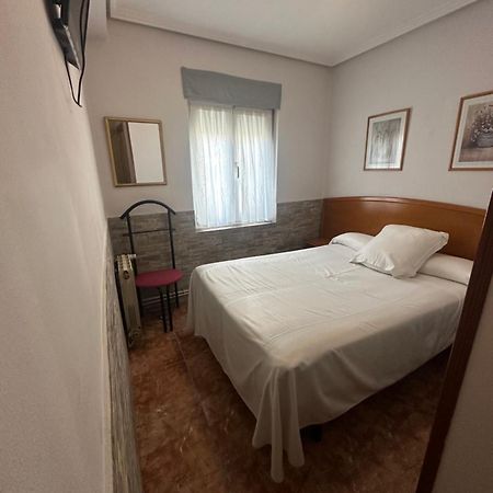 Pensión Serafín Aviles Bagian luar foto